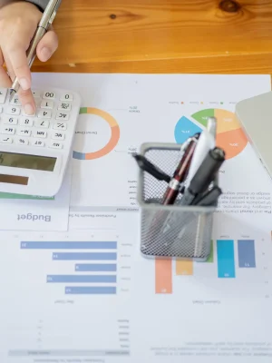 empresaria-contadora-analizando-graficos-de-inversion-factura-y-presionando-los-botones-de-la-calculadora-sobre-documentos-contabilidad-contador-empleado-banco-asesor-y-auditor-concepto