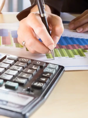mano-del-punto-de-la-empresaria-la-carta-de-la-meta